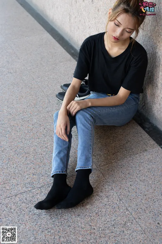 物恋传媒 No.047 丸子头的大眼妹,黑体恤搭配经典牛仔裤 - 物恋传媒
